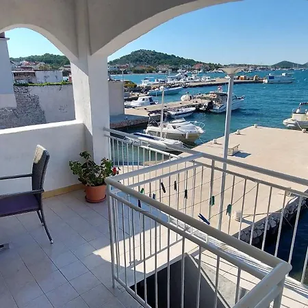 House Lucija With Berth In Apartmán *